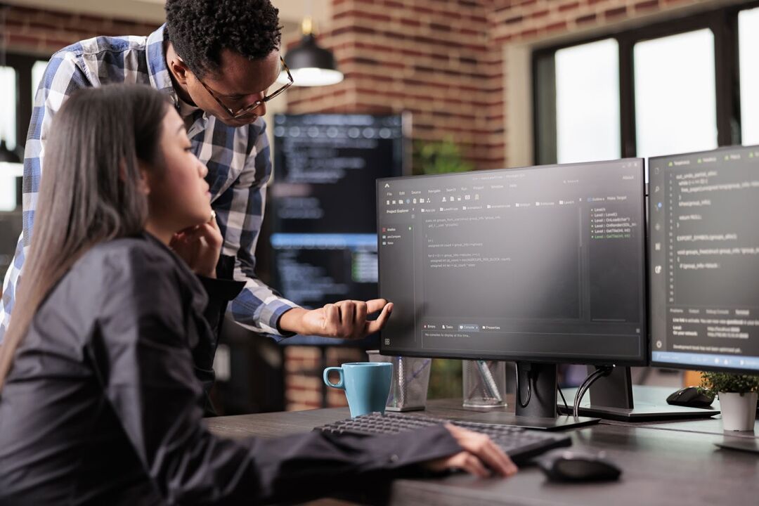 Diverse programmers discussing about html code